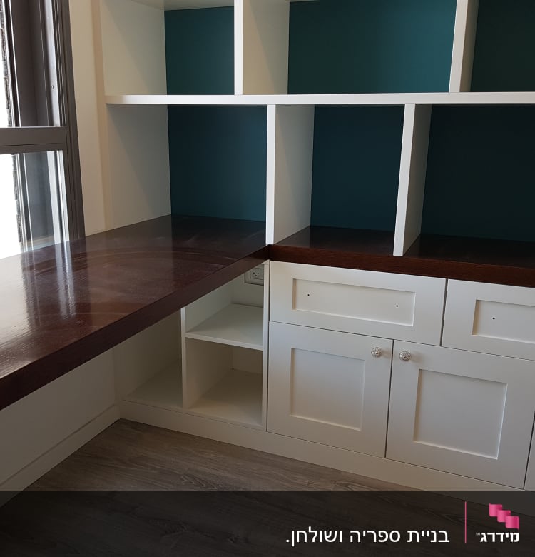 שולחן עץ עם מדפים ומגירות לבנות